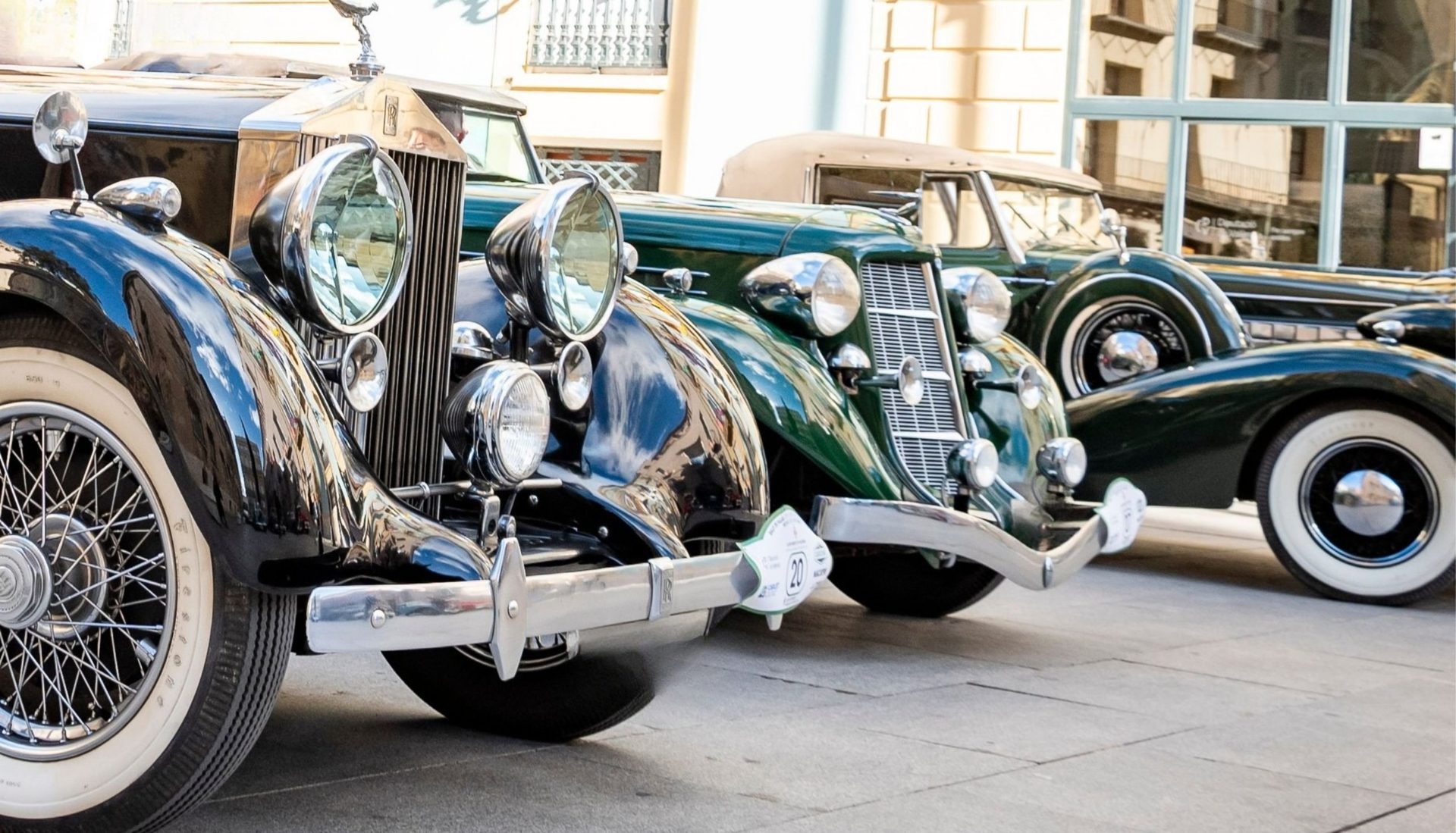 Frontales cromados de tres automóviles de época alineados